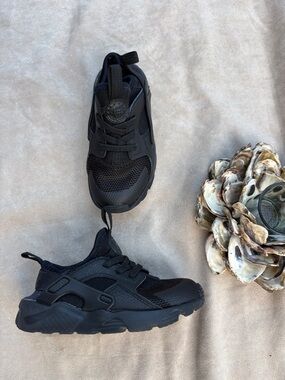 Huarache by Nike Toddler All-Black Lightweight Athletic Sneakers - 10C